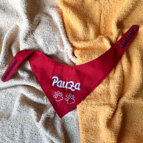 bordowa apaszka dla psa z szarym imieniem pauza